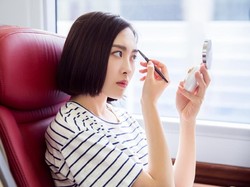 Tips Pakai Pensil Alis untuk Wanita Beralis Lebat Ala Anggie Rassly