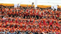 Anies berfoto bersama para pemain Persija Jakarta di depan Balaikota Jakarta.