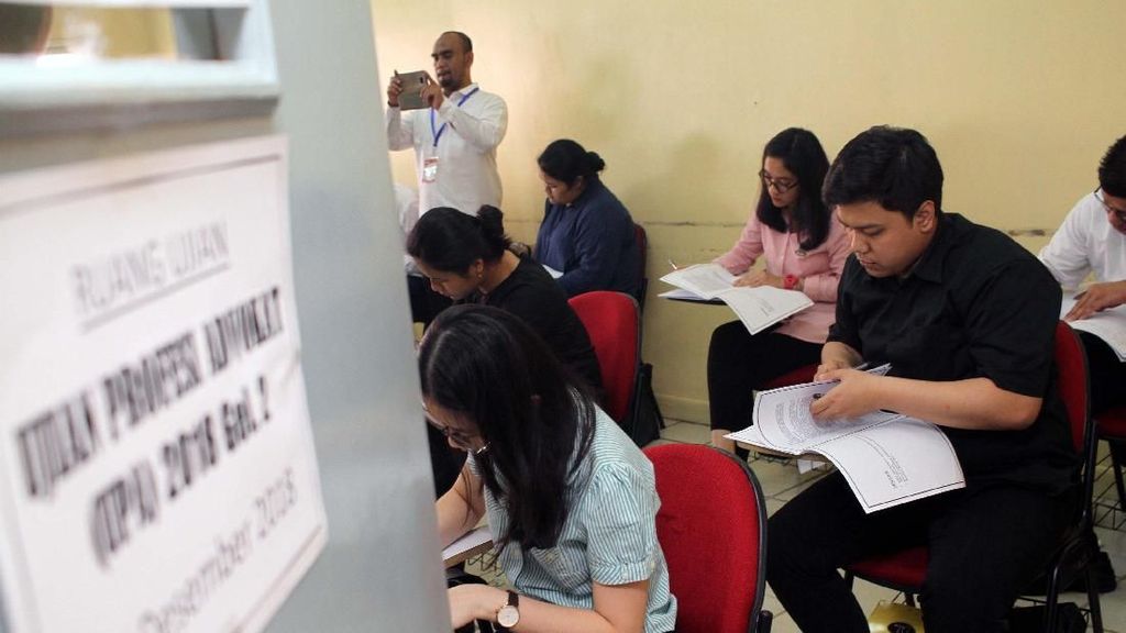 Ribuan Orang Ikuti Ujian Profesi Advokat Ribuan Orang Ikuti Ujian Profesi Advokat