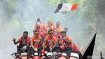 Sambut Persija, Anies Baswedan Angkat Tropi Liga 1
