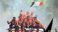 Ribuan The Jakmania yang sudah dari pagi menunggu di Balai Kota menyambut Persija dengan sorak sorai.