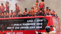 Para pemain Persija diarak dengan bus terbuka.