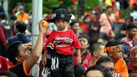 Anak-anak Ikut Ramaikan Pawai Persija