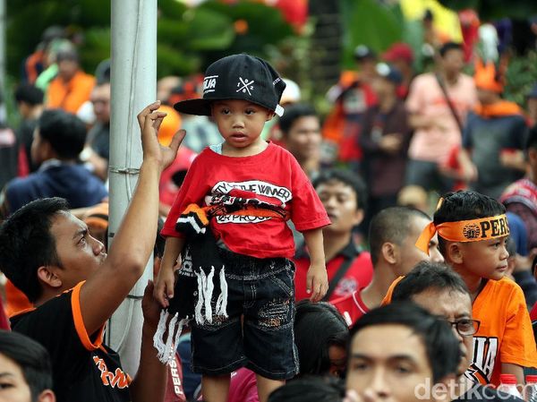 Anak-anak Ikut Ramaikan Pawai Persija