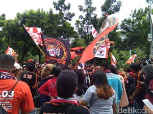 Jakmania Mulai Padati Halaman Balai Kota DKI Jakarta Jakmania Mulai Padati Halaman Balai Kota DKI Jakarta