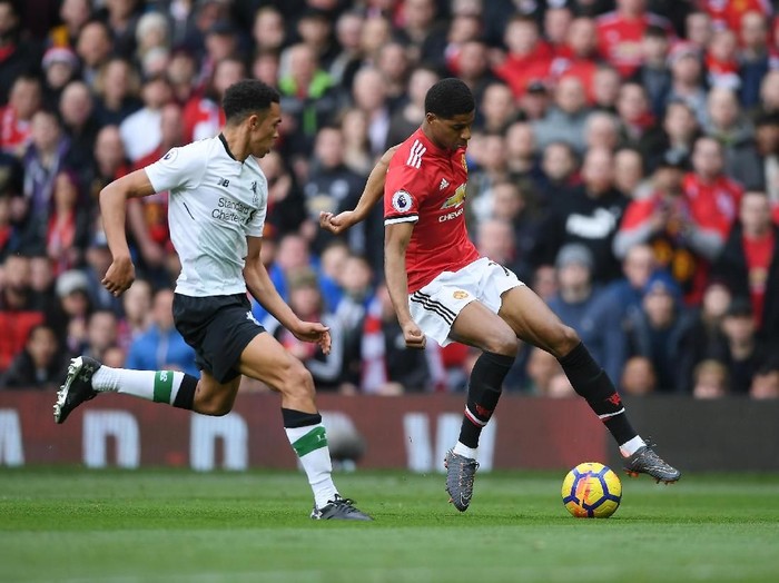 MANCHESTER, ENGLAND - MARCH 10: Marcus Rashford of Manchester United turns Alexander-Arnold Trent of Liverpool on his way to scoring the opening goal during the Premier League match between Manchester United and Liverpool at Old Trafford on March 10, 2018 in Manchester, England.  (Photo by Laurence Griffiths/Getty Images)