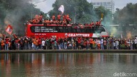 Para pemain Persija yang menggunakan bus diarak dari GBK-Balai Kota.