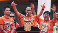 Gaya Anies Baswedan Sambut Massa Pawai Persija