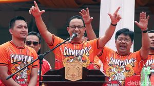 Gaya Anies Baswedan Sambut Massa Pawai Persija