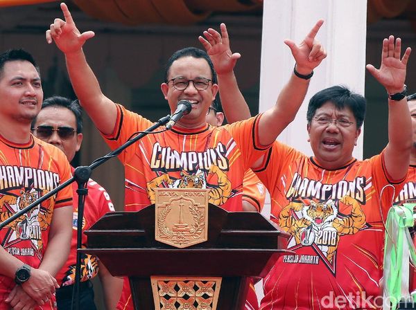 Gaya Anies Baswedan Sambut Massa Pawai Persija