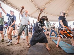 Variasi Yoga Unik, Telanjang hingga Diiringi Musik Metal Variasi Yoga Unik, Telanjang hingga Diiringi Musik Metal