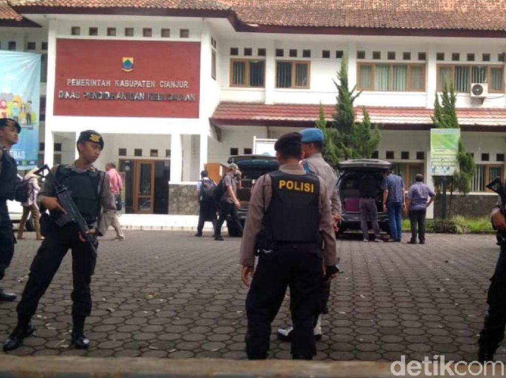 KPK Geledah Kantor Disdikbud Cianjur