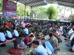 Hari Juang Kartika di Bone, TNI Makan Melantai Bareng Warga