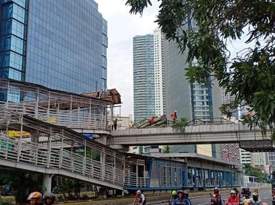 Foto: JPO Tosari Dibongkar Petugas