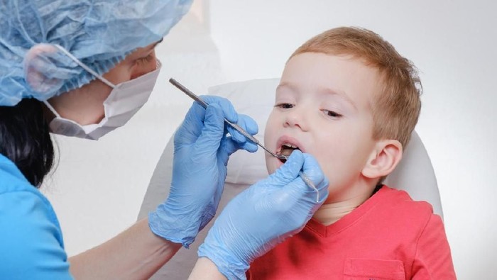 Ilustrasi periksa gigi anak. (Foto: iStock)