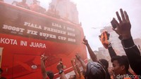 Sorak sorai terdengar saat bus yang membawa pemain Persija bergerak.