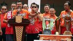 Sambut Persija, Anies Baswedan Angkat Tropi Liga 1