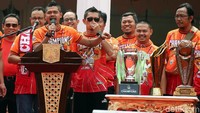 Bambang Pamungkas menyampaikan pidato di hadapan The Jakmania.