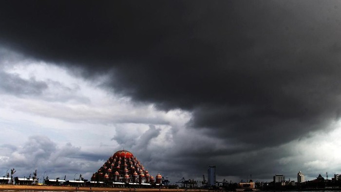 CUACA MAKASSAR, Awan Hujan Awan tebal menyelimuti kota Makassar, Sulawesi Selatan, Minggu (9/12/2018). BMKG Sulsel menghimbau terhadap warga untuk meragukan cuaca jelek angin ribut yang dibarengi hujan sampai Januari 2019. ANTARA FOTO/Arnas Padda/YU/foc.
