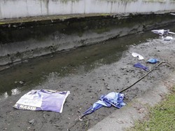 Baliho SBY di Pekanbaru Disobek-sobek dan Dibuang ke Parit