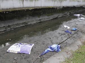 Baliho SBY di Pekanbaru Disobek-sobek dan Dibuang ke Parit Baliho SBY di Pekanbaru Disobek-sobek dan Dibuang ke Parit