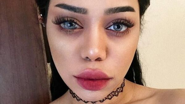 Penampilan Unik Sonia, YouTuber dengan Tanda Lahir di Kornea Mata