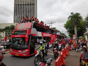 Pawai Persija Juara Dimulai, Massa Bergerak ke Balai Kota Pawai Persija Juara Dimulai, Massa Bergerak ke Balai Kota