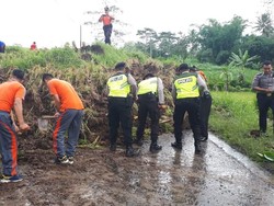 Hujan Deras Bikin Sawah Longsor dan Putus Saluran PDAM di Blitar