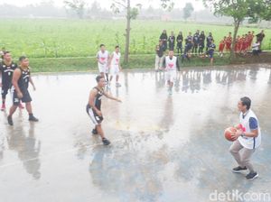 Sandi Main Basket di Bawah Guyuran Hujan Deras di Banjarnegara