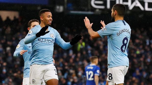 Gabriel Jesus mencetak dua gol untuk Man City ke gawang Everton. (