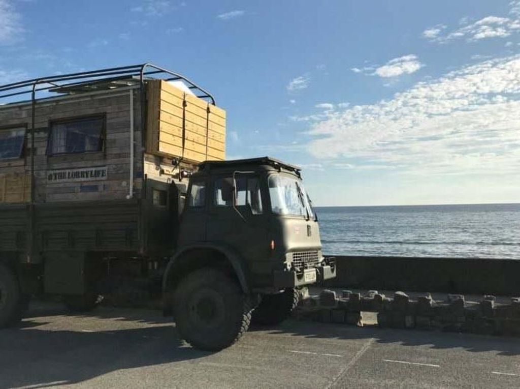 Saat Truk Tentara Disulap Jadi Rumah Saat Truk Tentara Disulap Jadi Rumah