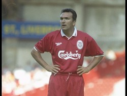 Neil Ruddock adalah mantan pemain MU. Dia pernah membuat dua kaki Andy Cole patah dalam pertandingan tim reserve pada 1996. Uniknya, mengaku sudah niat untuk mematahkan satu kaki Cole, namun pada akhirnya malah dua kaki yang patah. (Foto: Getty Images)