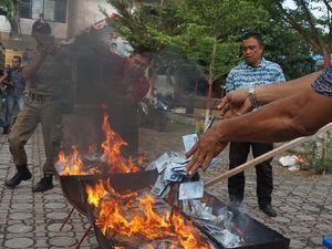 24 Ribu e-KTP Invalid di Banda Aceh Dibakar