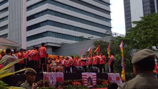 Foto: Kemeriahan Pawai Persija Juara hingga Serahkan Trofi ke Anies