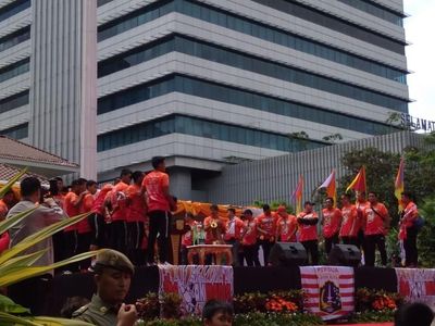 Foto: Kemeriahan Pawai Persija Juara hingga Serahkan Trofi ke Anies