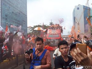 Iring-iringan Pawai Persija Sapa Fans di Kawasan Karet