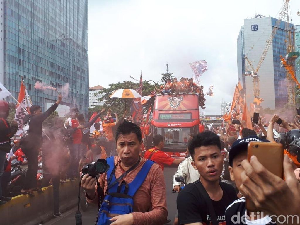 Iring-iringan Pawai Persija Sapa Fans di Kawasan Karet Iring-iringan Pawai Persija Sapa Fans di Kawasan Karet