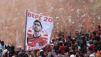 Bendera dengan gambar Bambang Pamungkas besar berkibar.