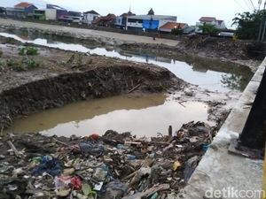 Melihat Tumpukan Sampah di Banjir Kanal Timur Semarang