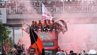 Dengan bus beratap terbuka para pemain Persija diarak oleh The Jakmania.