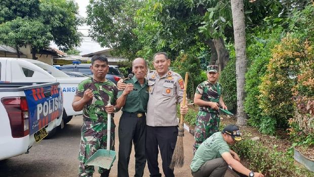 TNI dan Polri Bersih-bersih Mapolsek Ciracas 