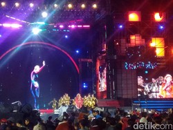 Inul Daratista Gebrak Panggung Sweet 17 Transmedia