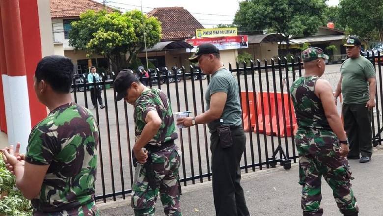 TNI dan Polri Bersih-bersih Mapolsek Ciracas Usai Diserang Massa