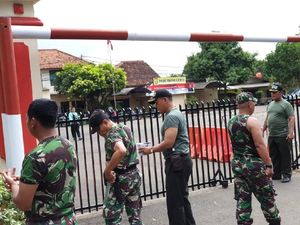 TNI dan Polri Bersih-bersih Mapolsek Ciracas Usai Diserang Massa TNI dan Polri Bersih-bersih Mapolsek Ciracas Usai Diserang Massa