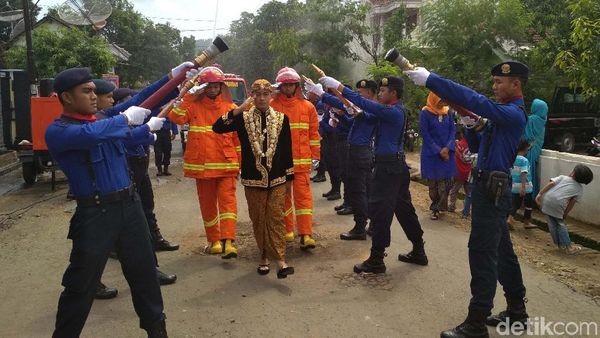 Tradisi Nozzle Pora Antarkan Petugas Damkar Trenggalek Lepas Lajang