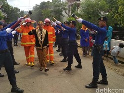 Tradisi Lepas Lajang ala Damkar Trenggalek Tradisi Lepas Lajang ala Damkar Trenggalek