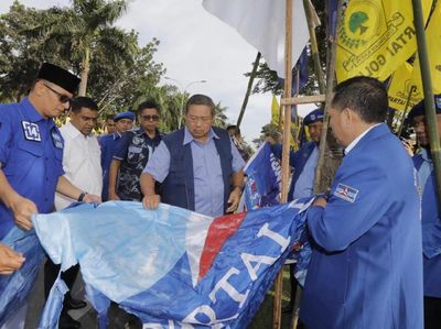 Potret Sedihnya SBY Baliho-Bendera PD Dibuang ke Parit