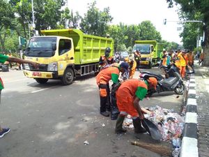 Massa Pawai Persija Tinggalkan Balkot, Pasukan Oranye Bersih-bersih Massa Pawai Persija Tinggalkan Balkot, Pasukan Oranye Bersih-bersih
