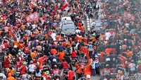 Ribuan The Jakmania turun ke jalan menuju Balaikota.