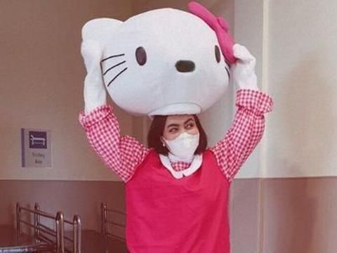 Demi Shakira, Denada mengenakan kostum Hello Kitty/